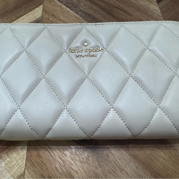 Kate Spade Quilted White Cream Beige Leather Zip Around Wallet - Picture 2 of 8